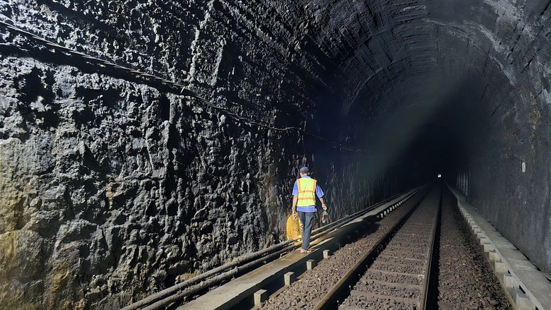 Cận cảnh cầu, hầm đường sắt qua đèo Hải Vân xuống cấp, thấm dột- Ảnh 14. Cận cảnh cầu, hầm đường sắt qua đèo Hải Vân xuống cấp, thấm dột- Ảnh 14.