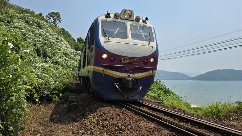 Cận cảnh cầu, hầm đường sắt qua đèo Hải Vân xuống cấp, thấm dột- Ảnh 15. Cận cảnh cầu, hầm đường sắt qua đèo Hải Vân xuống cấp, thấm dột- Ảnh 15.