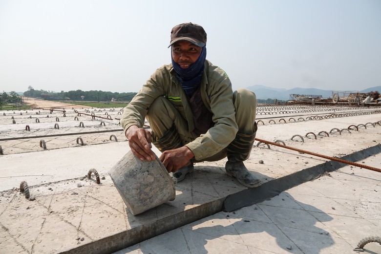 Đẫm mồ h&ocirc;i thi c&ocirc;ng dự &aacute;n cao tốc ở "chảo lửa" miền Trung- Ảnh 2.