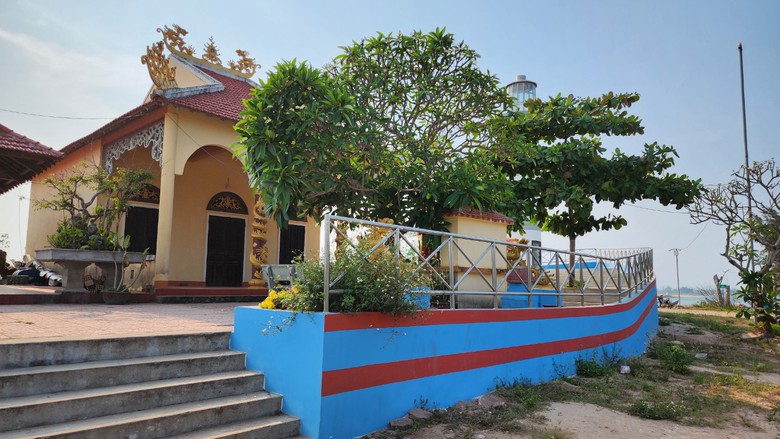 Độc đ&aacute;o miếu thờ h&igrave;nh con t&agrave;u 1.500m2 nơi cửa biển Quảng Ng&atilde;i- Ảnh 3.