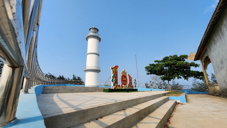 Độc đ&aacute;o miếu thờ h&igrave;nh con t&agrave;u 1.500m2 nơi cửa biển Quảng Ng&atilde;i- Ảnh 5.