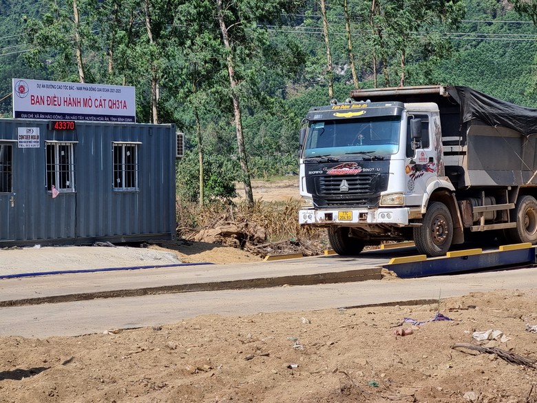 B&igrave;nh Định: CSGT v&agrave;o cuộc xử l&yacute; xe qu&aacute; tải lộng h&agrave;nh tr&ecirc;n đường tỉnh- Ảnh 3.