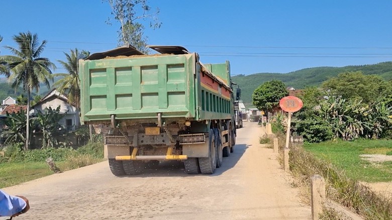B&igrave;nh Định: CSGT v&agrave;o cuộc xử l&yacute; xe qu&aacute; tải lộng h&agrave;nh tr&ecirc;n đường tỉnh- Ảnh 9.