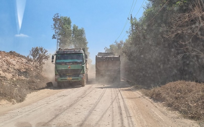 B&igrave;nh Định: CSGT v&agrave;o cuộc xử l&yacute; xe qu&aacute; tải lộng h&agrave;nh tr&ecirc;n đường tỉnh- Ảnh 13.