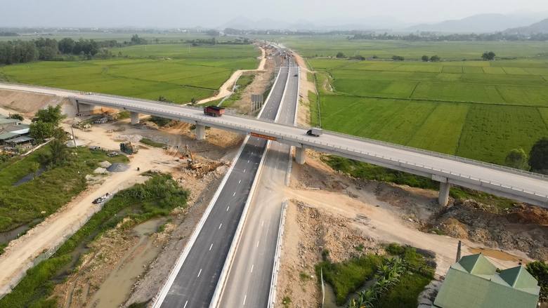 Tinh thần tương trợ l&agrave;m n&ecirc;n kỳ t&iacute;ch ở cao tốc Diễn Ch&acirc;u - B&atilde;i Vọt- Ảnh 1.