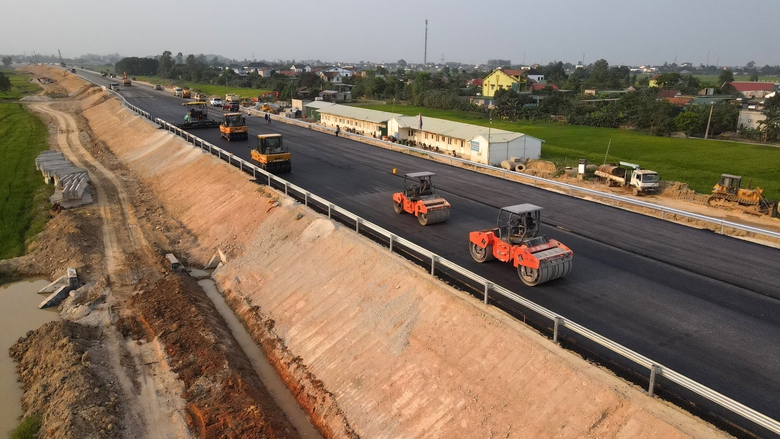 Tinh thần tương trợ l&agrave;m n&ecirc;n kỳ t&iacute;ch ở cao tốc Diễn Ch&acirc;u - B&atilde;i Vọt- Ảnh 11.