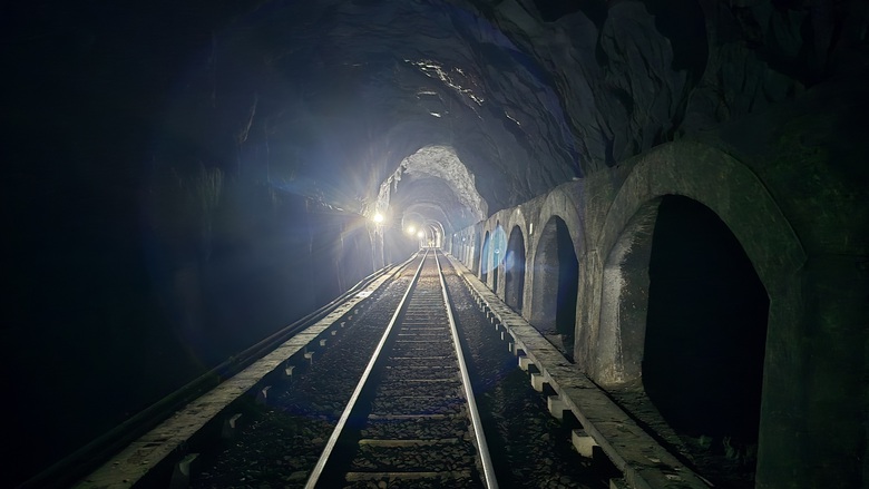 Cận cảnh cầu, hầm đường sắt qua đèo Hải Vân xuống cấp, thấm dột- Ảnh 8. Cận cảnh cầu, hầm đường sắt qua đèo Hải Vân xuống cấp, thấm dột- Ảnh 8.