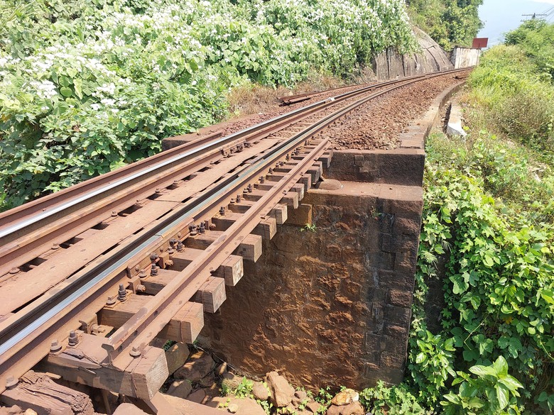 Cận cảnh cầu, hầm đường sắt qua đèo Hải Vân xuống cấp, thấm dột- Ảnh 5. Cận cảnh cầu, hầm đường sắt qua đèo Hải Vân xuống cấp, thấm dột- Ảnh 5.