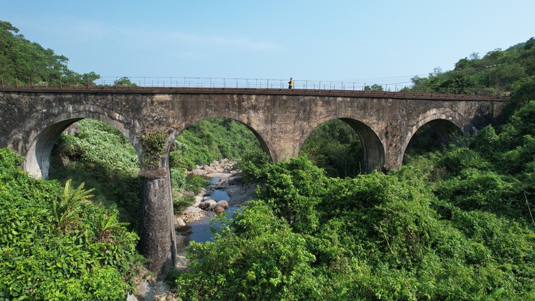 Cận cảnh cầu, hầm đường sắt qua đèo Hải Vân xuống cấp, thấm dột- Ảnh 3. Cận cảnh cầu, hầm đường sắt qua đèo Hải Vân xuống cấp, thấm dột- Ảnh 3.