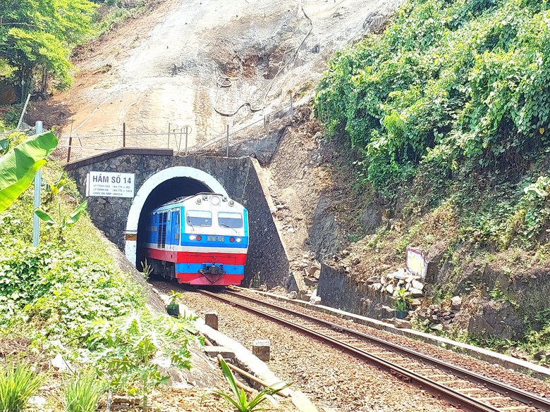 Cận cảnh cầu, hầm đường sắt qua đèo Hải Vân xuống cấp, thấm dột- Ảnh 7. Cận cảnh cầu, hầm đường sắt qua đèo Hải Vân xuống cấp, thấm dột- Ảnh 7.