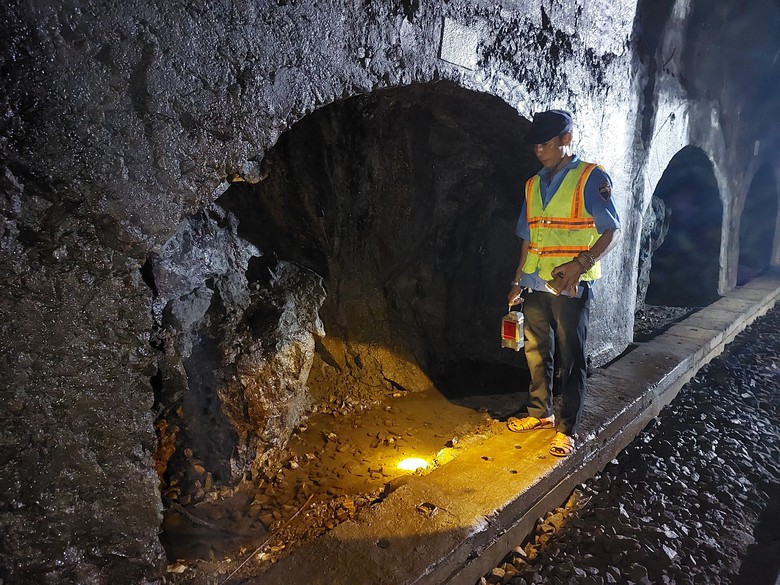 Cận cảnh cầu, hầm đường sắt qua đèo Hải Vân xuống cấp, thấm dột- Ảnh 10. Cận cảnh cầu, hầm đường sắt qua đèo Hải Vân xuống cấp, thấm dột- Ảnh 10.