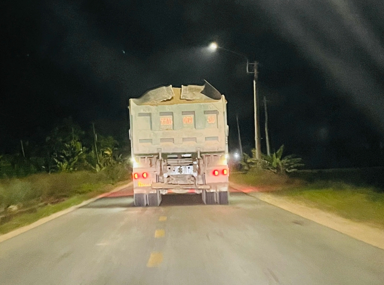 B&igrave;nh Định: CSGT v&agrave;o cuộc xử l&yacute; xe qu&aacute; tải lộng h&agrave;nh tr&ecirc;n đường tỉnh- Ảnh 1.