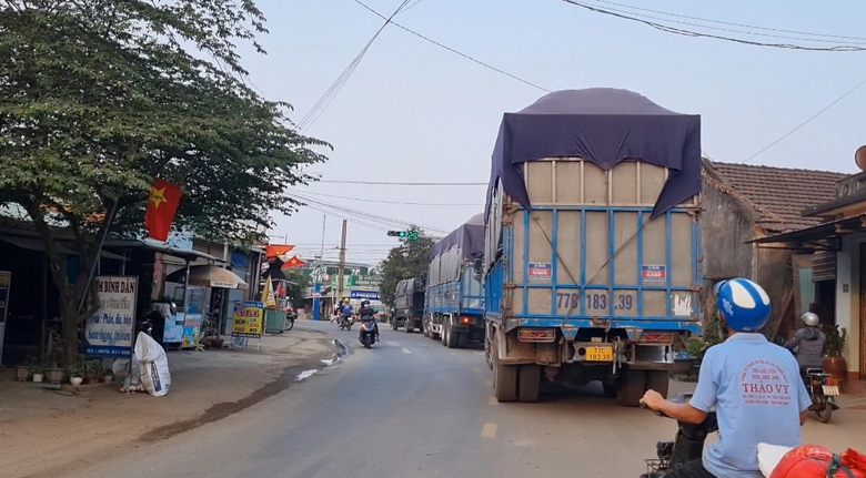 B&igrave;nh Định: CSGT v&agrave;o cuộc xử l&yacute; xe qu&aacute; tải lộng h&agrave;nh tr&ecirc;n đường tỉnh- Ảnh 12.