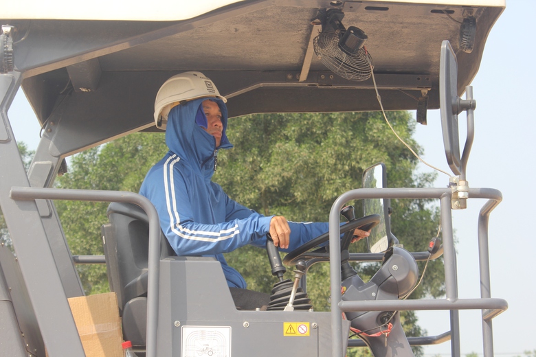 Đẫm mồ h&ocirc;i thi c&ocirc;ng dự &aacute;n cao tốc ở "chảo lửa" miền Trung- Ảnh 3.