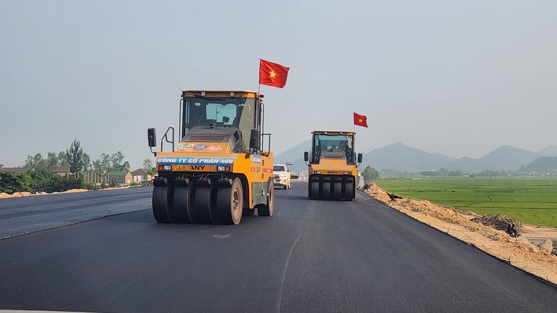 Tinh thần tương trợ l&agrave;m n&ecirc;n kỳ t&iacute;ch ở cao tốc Diễn Ch&acirc;u - B&atilde;i Vọt- Ảnh 4.
