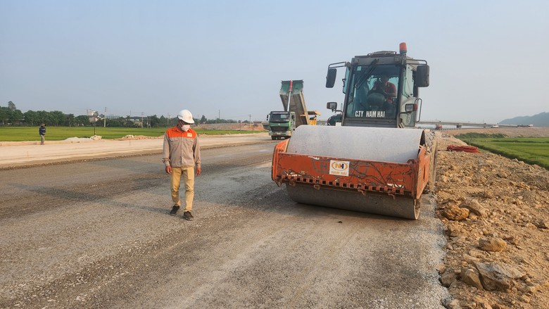 Tinh thần tương trợ l&agrave;m n&ecirc;n kỳ t&iacute;ch ở cao tốc Diễn Ch&acirc;u - B&atilde;i Vọt- Ảnh 14.