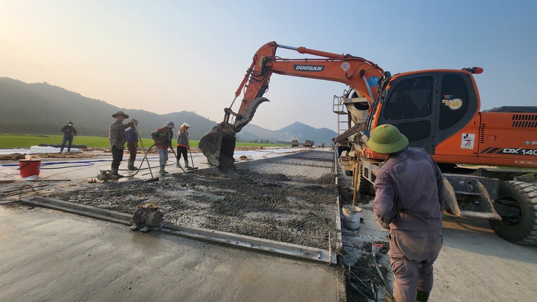 Tinh thần tương trợ l&agrave;m n&ecirc;n kỳ t&iacute;ch ở cao tốc Diễn Ch&acirc;u - B&atilde;i Vọt- Ảnh 7.