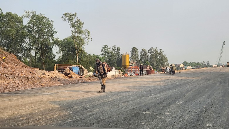 Tinh thần tương trợ l&agrave;m n&ecirc;n kỳ t&iacute;ch ở cao tốc Diễn Ch&acirc;u - B&atilde;i Vọt- Ảnh 15.