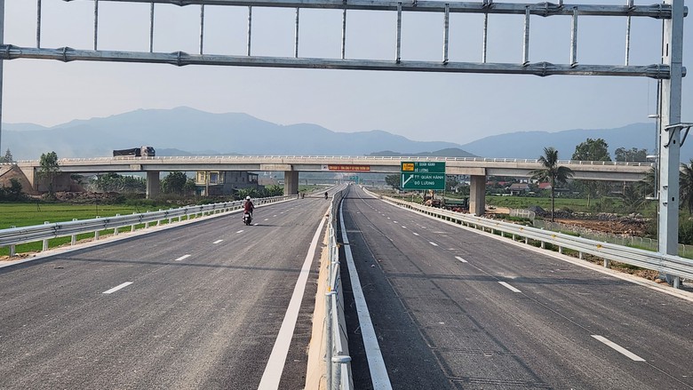 Tinh thần tương trợ l&agrave;m n&ecirc;n kỳ t&iacute;ch ở cao tốc Diễn Ch&acirc;u - B&atilde;i Vọt- Ảnh 5.