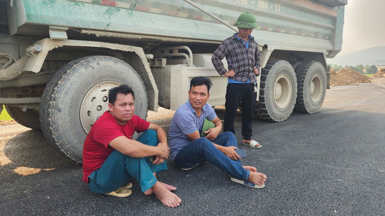 Tinh thần tương trợ l&agrave;m n&ecirc;n kỳ t&iacute;ch ở cao tốc Diễn Ch&acirc;u - B&atilde;i Vọt- Ảnh 8.