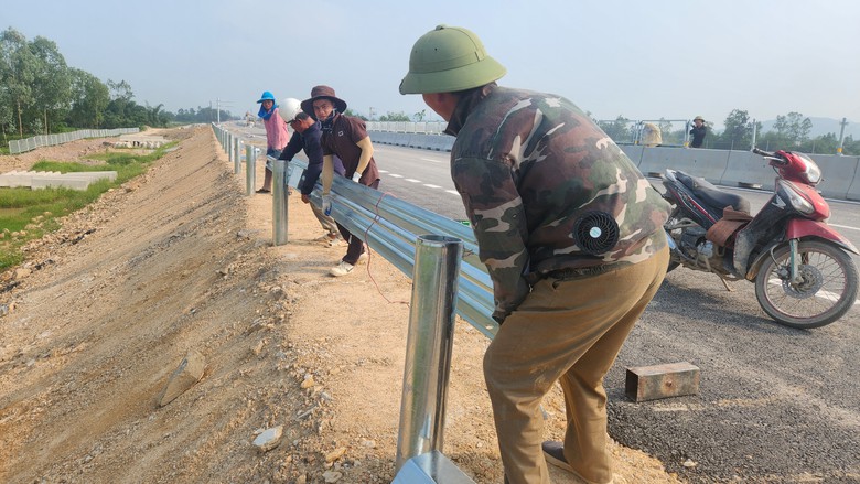 Tinh thần tương trợ l&agrave;m n&ecirc;n kỳ t&iacute;ch ở cao tốc Diễn Ch&acirc;u - B&atilde;i Vọt- Ảnh 9.