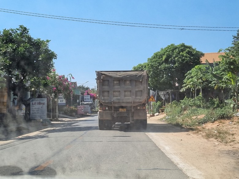 B&igrave;nh Định: CSGT v&agrave;o cuộc xử l&yacute; xe qu&aacute; tải lộng h&agrave;nh tr&ecirc;n đường tỉnh- Ảnh 4.