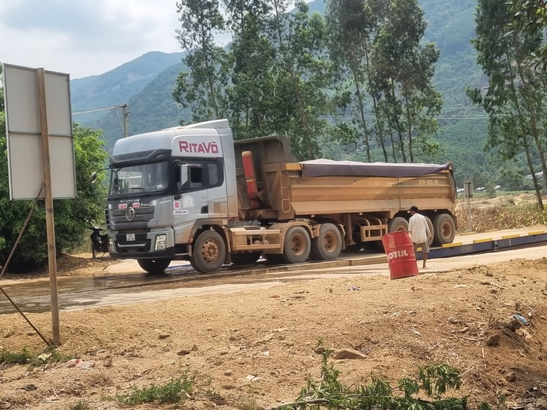 B&igrave;nh Định: CSGT v&agrave;o cuộc xử l&yacute; xe qu&aacute; tải lộng h&agrave;nh tr&ecirc;n đường tỉnh- Ảnh 7.