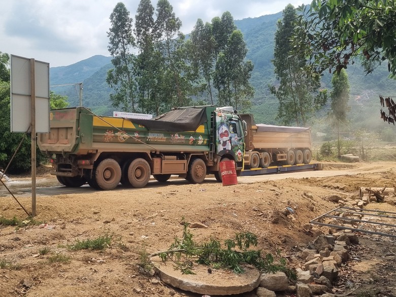 B&igrave;nh Định: CSGT v&agrave;o cuộc xử l&yacute; xe qu&aacute; tải lộng h&agrave;nh tr&ecirc;n đường tỉnh- Ảnh 8.