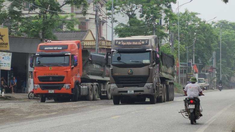Tuy&ecirc;n Quang: Xe chở đ&aacute; qu&aacute; tải h&agrave;ng chục tấn tr&ecirc;n quốc lộ 2C- Ảnh 9.