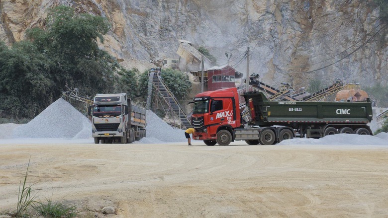Tuy&ecirc;n Quang: Xe chở đ&aacute; qu&aacute; tải h&agrave;ng chục tấn tr&ecirc;n quốc lộ 2C- Ảnh 8.