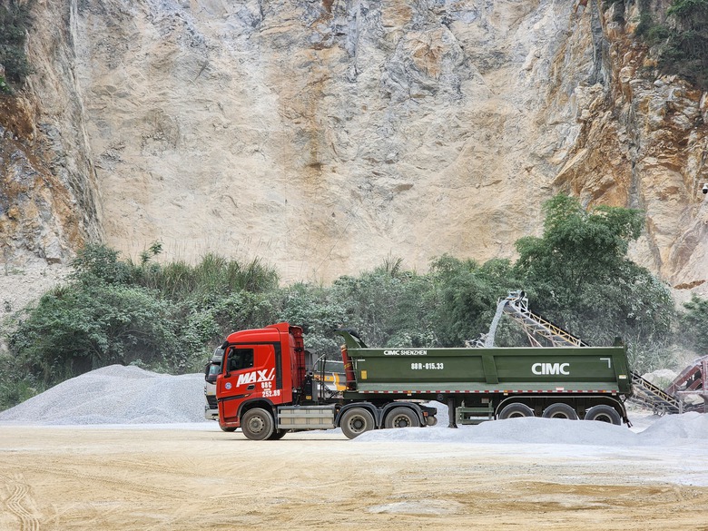 Tuy&ecirc;n Quang: Xe chở đ&aacute; qu&aacute; tải h&agrave;ng chục tấn tr&ecirc;n quốc lộ 2C- Ảnh 2.