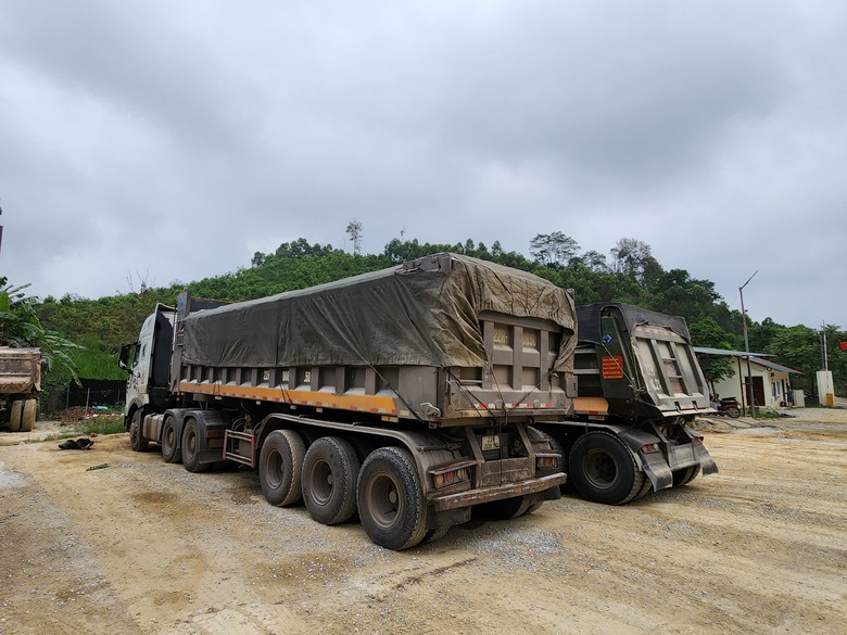 Tuy&ecirc;n Quang: Xe chở đ&aacute; qu&aacute; tải h&agrave;ng chục tấn tr&ecirc;n quốc lộ 2C- Ảnh 3.