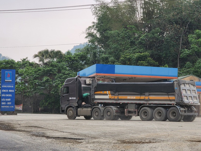 Tuy&ecirc;n Quang: Xe chở đ&aacute; qu&aacute; tải h&agrave;ng chục tấn tr&ecirc;n quốc lộ 2C- Ảnh 6.