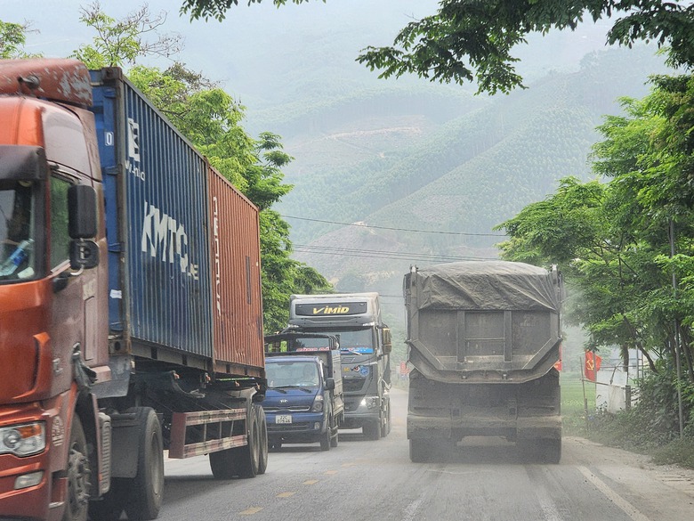 Tuy&ecirc;n Quang: Xe chở đ&aacute; qu&aacute; tải h&agrave;ng chục tấn tr&ecirc;n quốc lộ 2C- Ảnh 1.