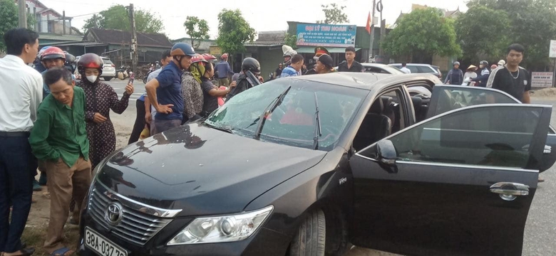 Xe con va chạm ô tô tải, 1 phụ nữ tử vong và 3 người bị thương- Ảnh 1. Xe con va chạm ô tô tải, 1 phụ nữ tử vong và 3 người bị thương- Ảnh 1.