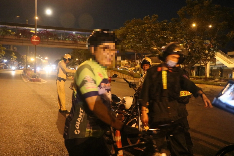 Ph&oacute;ng xe đạp trong l&agrave;n &ocirc; t&ocirc;, nhiều cua-rơ v&aacute;c xe chạy khi gặp CSGT- Ảnh 5.