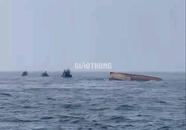 Chìm sà lan trên biển Lý Sơn, phát hiện ba thi thể- Ảnh 1. Chìm sà lan trên biển Lý Sơn, phát hiện ba thi thể- Ảnh 1.