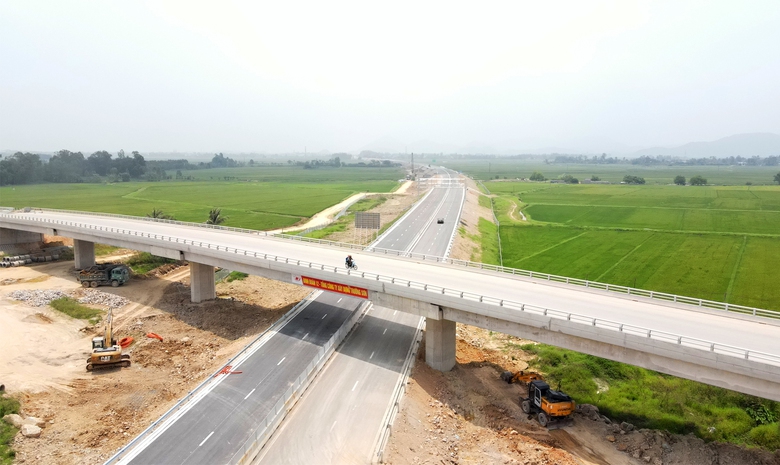 Dự &aacute;n cao tốc đoạn Diễn Ch&acirc;u - B&atilde;i Vọt: Nh&agrave; thầu đầu ti&ecirc;n c&aacute;n đ&iacute;ch vượt mốc 30/4/2024- Ảnh 2.