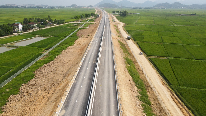 Dự &aacute;n cao tốc đoạn Diễn Ch&acirc;u - B&atilde;i Vọt: Nh&agrave; thầu đầu ti&ecirc;n c&aacute;n đ&iacute;ch vượt mốc 30/4/2024- Ảnh 3.