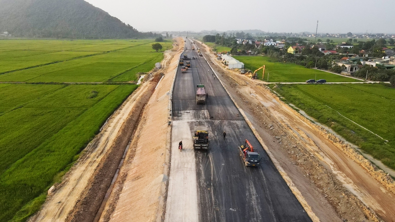 Dự &aacute;n cao tốc đoạn Diễn Ch&acirc;u - B&atilde;i Vọt: Nh&agrave; thầu đầu ti&ecirc;n c&aacute;n đ&iacute;ch vượt mốc 30/4/2024- Ảnh 9.