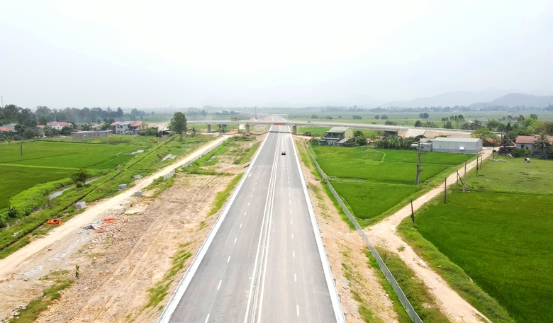 Dự &aacute;n cao tốc đoạn Diễn Ch&acirc;u - B&atilde;i Vọt: Nh&agrave; thầu đầu ti&ecirc;n c&aacute;n đ&iacute;ch vượt mốc 30/4/2024- Ảnh 5.