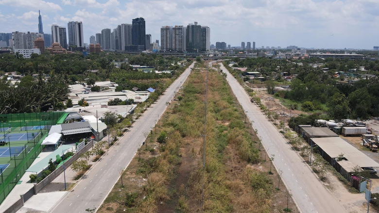 Tuyến đường l&agrave;m 8 năm vẫn đứt qu&atilde;ng ở TP Thủ Đức- Ảnh 1.