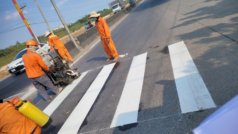 Xử l&yacute; điểm đen giao th&ocirc;ng 1 tuần c&oacute; 2 người tử vong tại Long An- Ảnh 1.