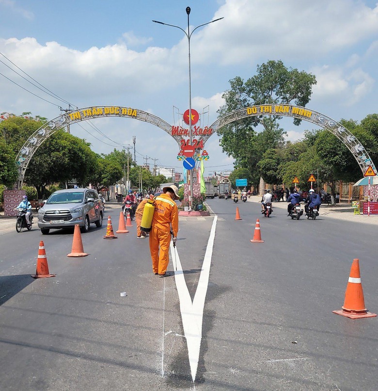 Xử l&yacute; điểm đen giao th&ocirc;ng 1 tuần c&oacute; 2 người tử vong tại Long An- Ảnh 2.