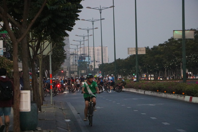 Ph&oacute;ng xe đạp trong l&agrave;n &ocirc; t&ocirc;, nhiều cua-rơ v&aacute;c xe chạy khi gặp CSGT- Ảnh 4.