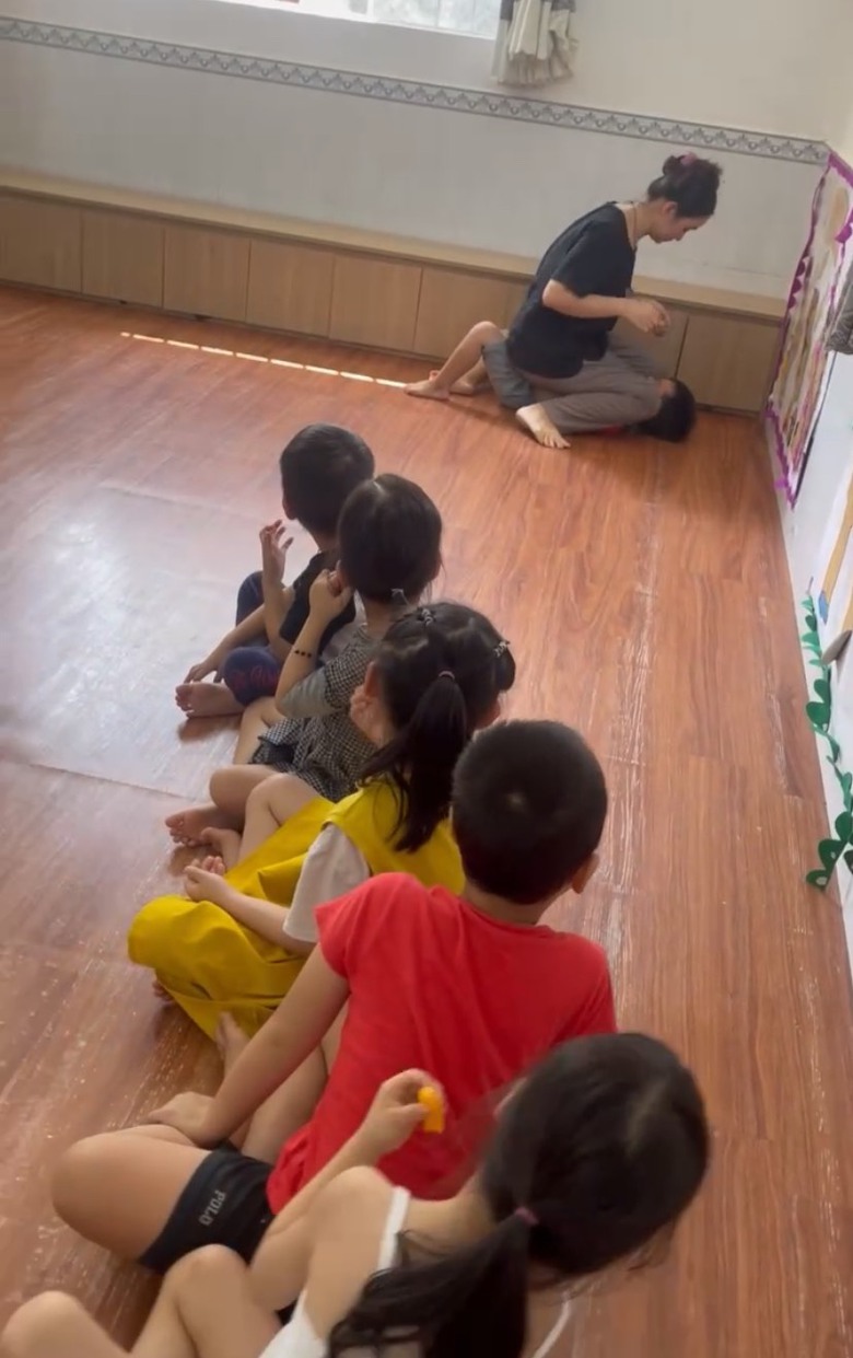 H&eacute; lộ nguy&ecirc;n nh&acirc;n chủ nh&oacute;m lớp đ&egrave; đ&aacute;nh, nh&eacute;t tr&aacute;i c&acirc;y v&agrave;o miệng trẻ- Ảnh 1.