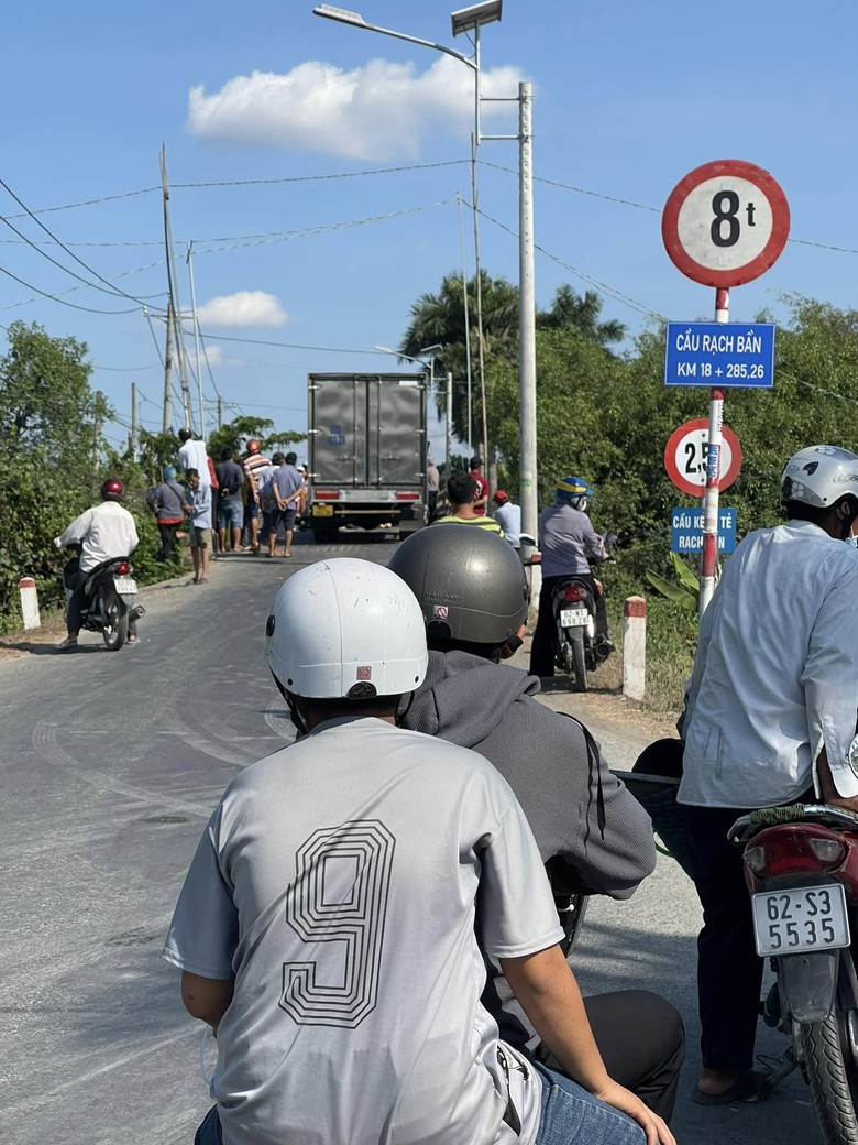 Long An: Hai xe máy đấu đầu trên tỉnh lộ, một người tử vong tại chỗ- Ảnh 1. Long An: Hai xe máy đấu đầu trên tỉnh lộ, một người tử vong tại chỗ- Ảnh 1.