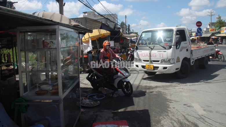 Kiểm tra điểm mở dải phân cách mất ATGT trên QL1 sau phản ánh của Báo Giao thông- Ảnh 2. Kiểm tra điểm mở dải phân cách mất ATGT trên QL1 sau phản ánh của Báo Giao thông- Ảnh 2.