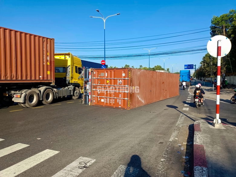 Đang &ocirc;m cua, xe container lật nh&agrave;o giữa ng&atilde; ba- Ảnh 2.
