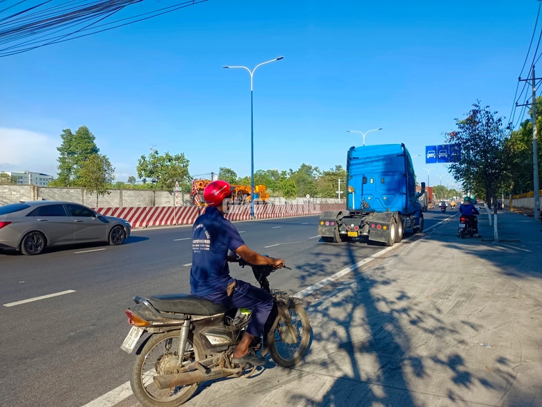 Đang &ocirc;m cua, xe container lật nh&agrave;o giữa ng&atilde; ba- Ảnh 3.